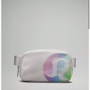 NEW LULULEMON EVERYWHERE BELT BAG VAPOR/PERSIAN VIOLET